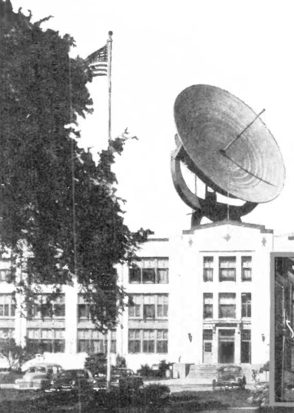 Giant antenna atop Naval Research Laboratory