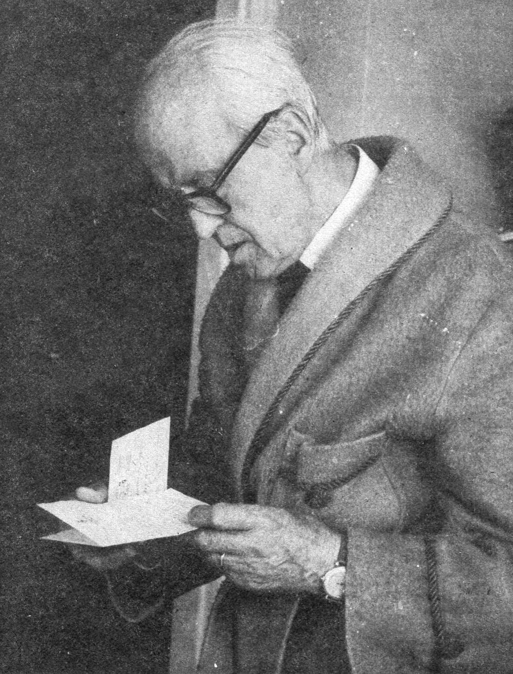 Tošić with one of Tesla’s letters