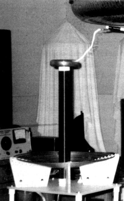 Level-shifted Tesla coil in operation.