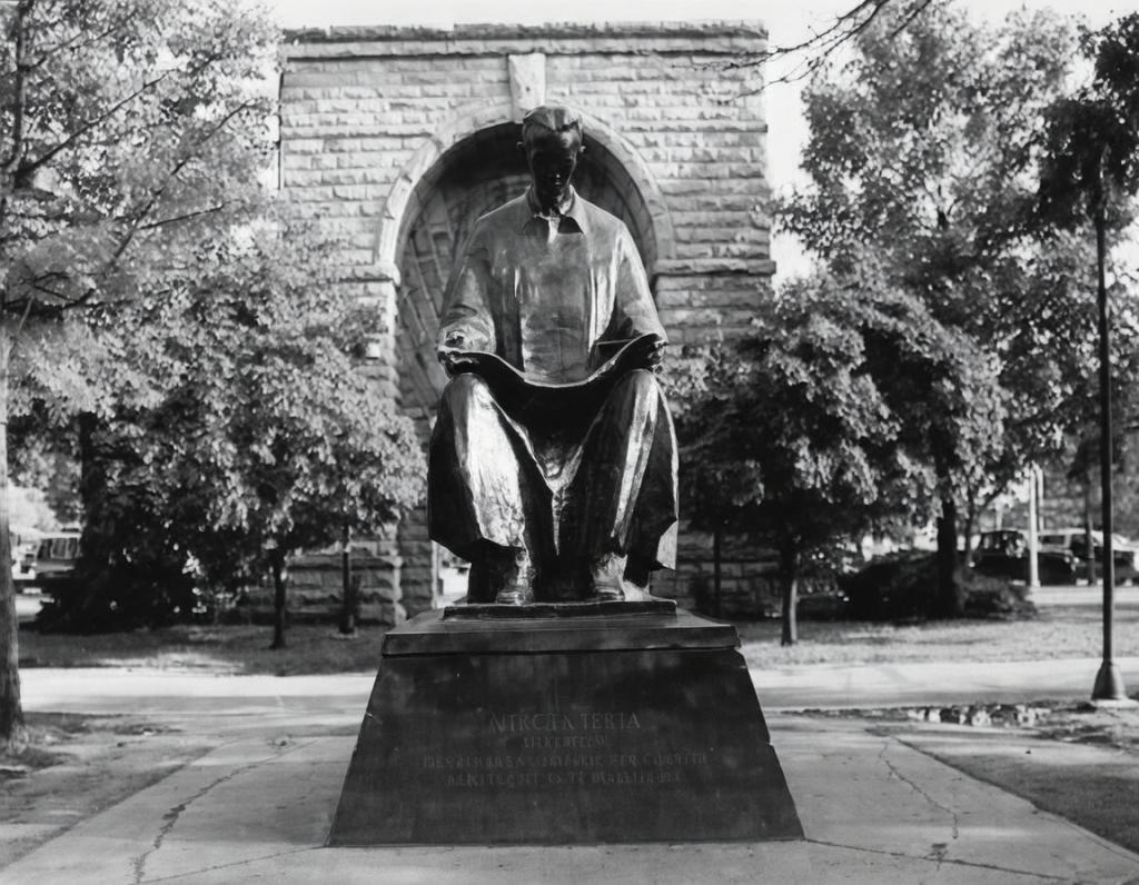 Nikola Tesla Statue at Niagara Falls