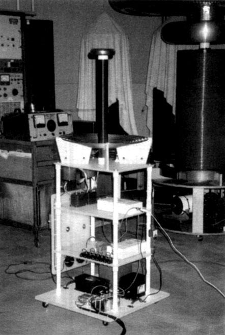 Photo of Louis Balint's level-shifted Tesla coil.