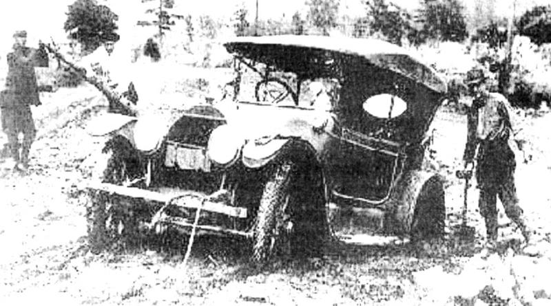 Unpaved U.S. roads in the middle of the 20th century.